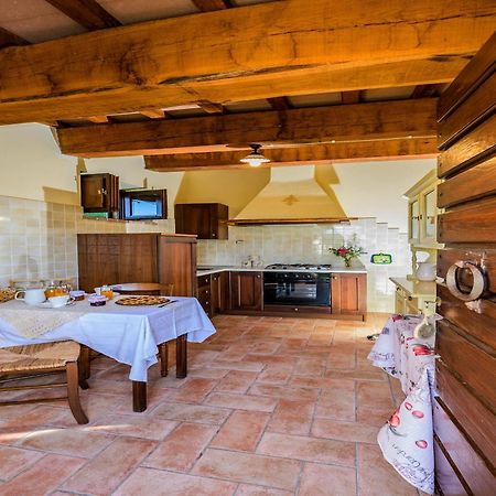 Gorgeous Apartment With Pool Near Sibillini Mountains Monte San Martino Buitenkant foto